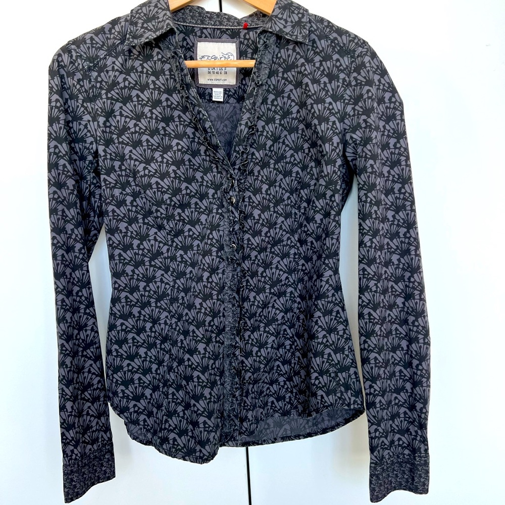 🖤 Stylish women’s shirt with ruffle and grey & black print
